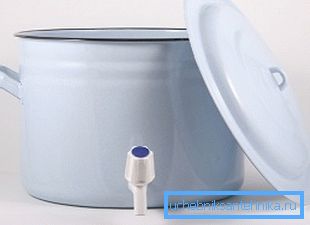 Kleiner emaillierter Tank mit Hahn Kleiner emaillierter Tank mit Hahn