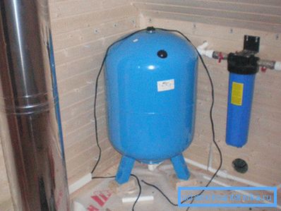 Ein kleiner Tank und ein Filter ohne Probleme befinden sich sogar im kleinsten Raum. Ein kleiner Tank und ein Filter ohne Probleme befinden sich sogar im kleinsten Raum.