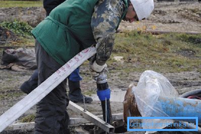 Der Nachteil ist eine große Menge an gelöstem Eisen und Salzen. In dem produzierten Wasser liegt Eisen in einer zweiwertigen Form vor. Sobald jedoch artesisches Wasser in einem Kessel oder Warmwasserbereiter der Temperatur ausgesetzt wird, geht Eisen in einen Eisen-Zustand über und fällt in Form von Rostniederschlägen aus. Für eine ununterbrochene Wasserversorgung ist eine periodische Überarbeitung der Struktur erforderlich.
