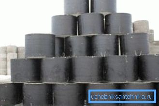 Einige Ringe dieses Typs werden sofort in einer Schutzbeschichtung aus Dachmaterial und Bitumen hergestellt, doch nach dem Einbau muss die Masse einer zusätzlichen Verarbeitung unterzogen werden. Einige Ringe dieses Typs werden sofort in einer Schutzbeschichtung aus Dachmaterial und Bitumen hergestellt, doch nach dem Einbau muss die Masse einer zusätzlichen Verarbeitung unterzogen werden.