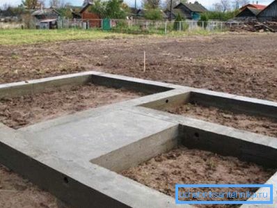 Einige Handwerker ziehen es vor, eine Basis für den Ofen zusammen mit dem Hauptfundament für das Haus zu schaffen, aber professionelle Handwerker empfehlen dies nicht, um Interaktionen untereinander zu vermeiden. Einige Handwerker ziehen es vor, eine Basis für den Ofen zusammen mit dem Hauptfundament für das Haus zu schaffen, aber professionelle Handwerker empfehlen dies nicht, um Interaktionen untereinander zu vermeiden.