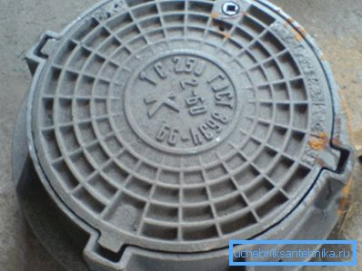 Einige Meister empfehlen, den Brunnen mit einem Schacht abzudecken und die Wasserversorgung mit einer Pumpe durchzuführen. Einige Meister empfehlen, den Brunnen mit einem Schacht abzudecken und die Wasserversorgung mit einer Pumpe durchzuführen.