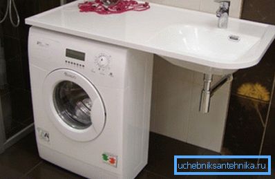 Einige Modelle sind speziell dafür konzipiert, Platz für die Installation von Geräten zu schaffen. Einige Modelle sind speziell dafür konzipiert, Platz für die Installation von Geräten zu schaffen.