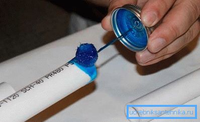 Einige Leimhersteller verkaufen ihre Produkte mit speziellen Minibürsten, mit denen man bequem arbeiten kann. Einige Leimhersteller verkaufen ihre Produkte mit speziellen Minibürsten, mit denen man bequem arbeiten kann.