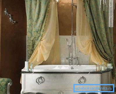 Einige Arten solcher Vorhänge haben einen rein dekorativen Zweck, da sie schnell benetzt werden und getrocknet werden müssen, was bei Kontakt mit Wasser manchmal zu Schimmel oder Schimmelbildung führt. Einige Arten solcher Vorhänge haben einen rein dekorativen Zweck, da sie schnell benetzt werden und getrocknet werden müssen, was bei Kontakt mit Wasser manchmal zu Schimmel oder Schimmelbildung führt.