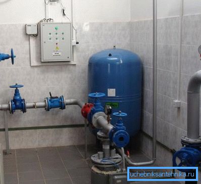 Die notwendige Ausrüstung für den Brunnen nimmt ungefähr 2-3 Quadratmeter Ihrer Fläche ein Die notwendige Ausrüstung für den Brunnen nimmt ungefähr 2-3 Quadratmeter Ihrer Fläche ein