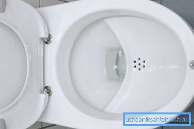 Ungewöhnliches Design, bei dem der Abfluss und das Regal umgekehrt sind Ungewöhnliches Design, bei dem der Abfluss und das Regal umgekehrt sind