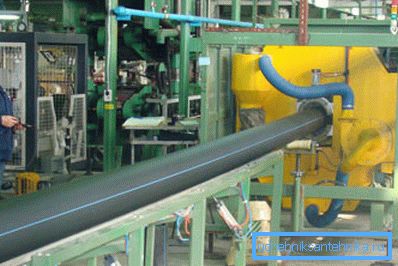 Trotz der Automatisierung muss die Produktion von Spezialisten begleitet werden, die die Umsetzung aller Schritte überwachen Trotz der Automatisierung muss die Produktion von Spezialisten begleitet werden, die die Umsetzung aller Schritte überwachen