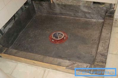 Eine Nische für eine Gusseisen-Duschwanne 80x80 sollte sorgfältig vorbereitet werden. Achten Sie besonders auf den Ablauf Eine Nische für eine Gusseisen-Duschwanne 80x80 sollte sorgfältig vorbereitet werden. Achten Sie besonders auf den Ablauf