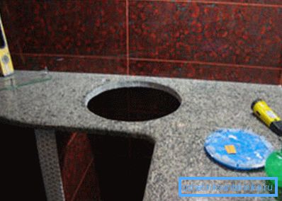Nische unter einem runden Waschbecken in der Küche. Nische unter einem runden Waschbecken in der Küche.
