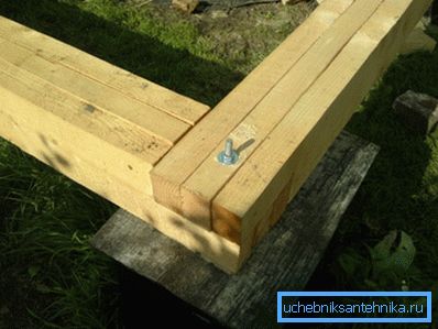 Die Bodenverkleidung besteht aus Brettschichtholz Die Bodenverkleidung besteht aus Brettschichtholz