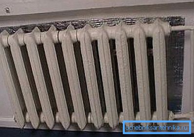 Ein niedriger Wirkungsgrad ist mit einem großen Wärmeverlust durch die Wände, Fensteröffnungen und den Boden verbunden Ein niedriger Wirkungsgrad ist mit einem großen Wärmeverlust durch die Wände, Fensteröffnungen und den Boden verbunden