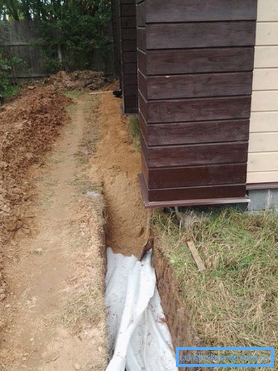 1217 Umwickeltes Rohr mit Sand bedeckt