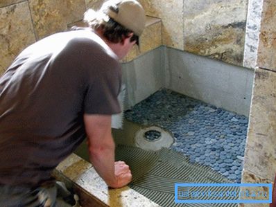 Gegenüber der Duschkabine mit Keramik- und Mosaikfliesen Gegenüber der Duschkabine mit Keramik- und Mosaikfliesen