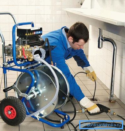 Das Gerät ist mit einem Motor, Kompressor und Schlauch ausgestattet Das Gerät ist mit einem Motor, Kompressor und Schlauch ausgestattet