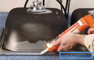 Wir verarbeiten die Verbindung mit Silikon. Wir verarbeiten die Verbindung mit Silikon.