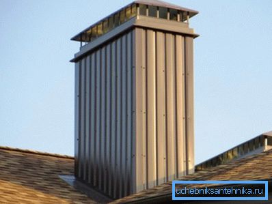 Eine Probe der Auspuffbox überragt das Dach Eine Probe der Auspuffbox überragt das Dach