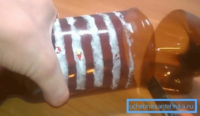 Schneiden Sie den Boden der Flasche ab Schneiden Sie den Boden der Flasche ab