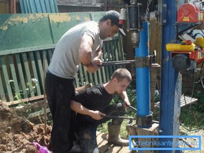 Mantelrohr für Brunnen mit eigenen Händen. Montagearbeit