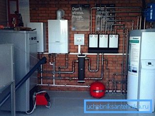 Die Anordnung eines Heizraums mit Einheiten verschiedener Typen ermöglicht es nicht nur zu sparen, sondern gegebenenfalls auch unabhängig von Gas- oder Stromversorgern zu sein Die Anordnung eines Heizraums mit Einheiten verschiedener Typen ermöglicht es nicht nur zu sparen, sondern gegebenenfalls auch unabhängig von Gas- oder Stromversorgern zu sein