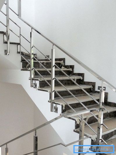 Anordnung einer Treppe durch geformte Rohre Anordnung einer Treppe durch geformte Rohre