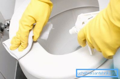 Verwenden Sie beim Auftragen von Haushaltschemikalien unbedingt Handschuhe. Verwenden Sie beim Auftragen von Haushaltschemikalien unbedingt Handschuhe.