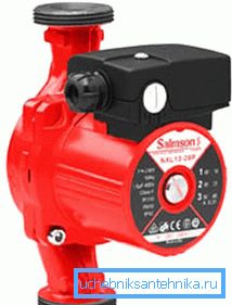 Die übliche Step-Up-Pumpe für Sanitärinstallationen in einem Privathaus Die übliche Step-Up-Pumpe für Sanitärinstallationen in einem Privathaus