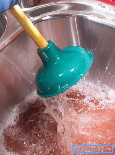 Kanalrohrreinigung mit Wasser und Kolben Kanalrohrreinigung mit Wasser und Kolben