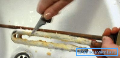 Heizungsreinigung mit einem Messer Heizungsreinigung mit einem Messer