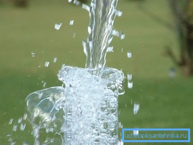 Durch die Reinigung des Brunnens wird die Wasserversorgung verbessert und die Wasserqualität verbessert. Durch die Reinigung des Brunnens wird die Wasserversorgung verbessert und die Wasserqualität verbessert.
