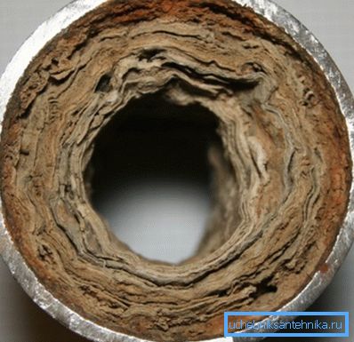 Einer der Hauptnachteile von Stahl - die Rohre sind mit Ablagerungen und Rost überwachsen. Einer der Hauptnachteile von Stahl - die Rohre sind mit Ablagerungen und Rost überwachsen.