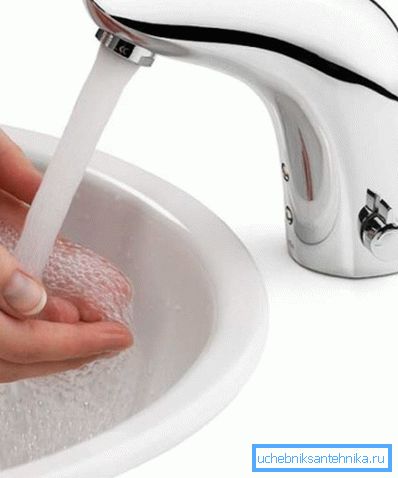 Ein einzelner Mischer wird ohne heißes Wasser verwendet. Ein einzelner Mischer wird ohne heißes Wasser verwendet.