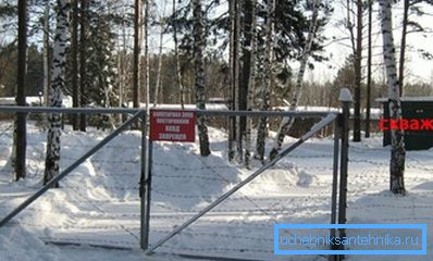 Zaun des ersten Schutzgürtels der Wassereintrittsquelle Zaun des ersten Schutzgürtels der Wassereintrittsquelle