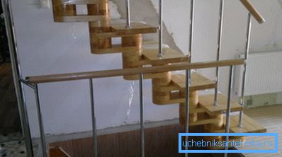 Zäune für Treppen aus Chromrohren passen sich ergonomisch in den Innenraum ein Zäune für Treppen aus Chromrohren passen sich ergonomisch in den Innenraum ein