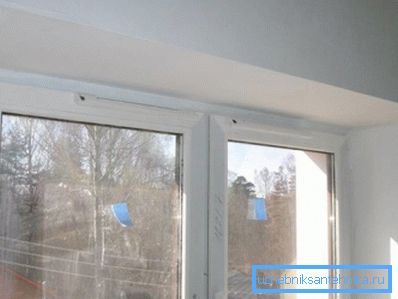 Fenster mit eingebautem Einlassventil. Fenster mit eingebautem Einlassventil.