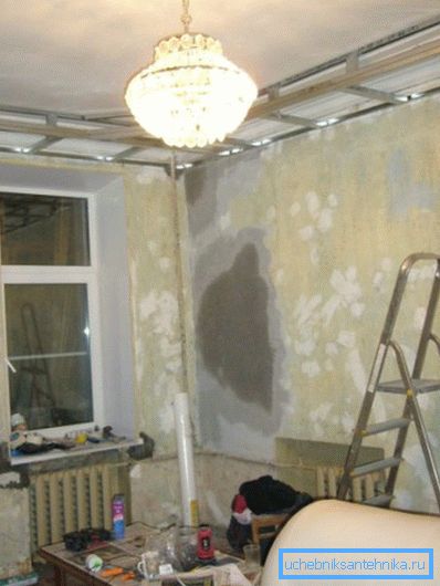 Die Fensteröffnung ermöglicht es, die Dicke der Wände in den Häusern stalinistischer Bauten abzuschätzen. Die Fensteröffnung ermöglicht es, die Dicke der Wände in den Häusern stalinistischer Bauten abzuschätzen.