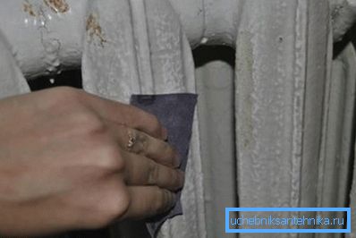 Für das Lackieren von Gusseisenheizkörpern ist eine Vorbereitungsphase erforderlich. Das Produkt sollte vor dem Beschichten sorgfältig mit Schmirgelpapier „poliert“ werden. Für das Lackieren von Gusseisenheizkörpern ist eine Vorbereitungsphase erforderlich. Das Produkt sollte vor dem Beschichten sorgfältig mit Schmirgelpapier „poliert“ werden.