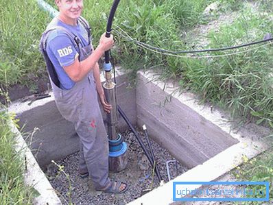 Wir senken die Pumpe in den Brunnen Wir senken die Pumpe in den Brunnen