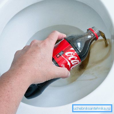 Organische Säuren, die zu kohlensäurehaltigen Getränken gehören, reinigen die Sanitärwände gut Organische Säuren, die zu kohlensäurehaltigen Getränken gehören, reinigen die Sanitärwände gut