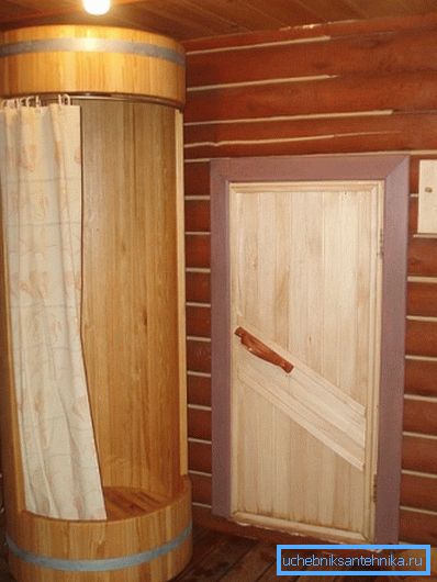 Die ursprüngliche Dekoration des Duschraums in einem Holzhaus. Natürlich reicht eine wasserabweisende Imprägnierung nicht aus Die ursprüngliche Dekoration des Duschraums in einem Holzhaus. Natürlich reicht eine wasserabweisende Imprägnierung nicht aus