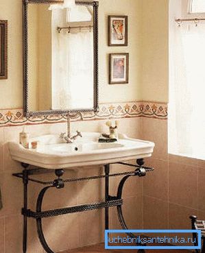 Ursprüngliches Waschbecken mit Beinen zum Badezimmer Ursprüngliches Waschbecken mit Beinen zum Badezimmer