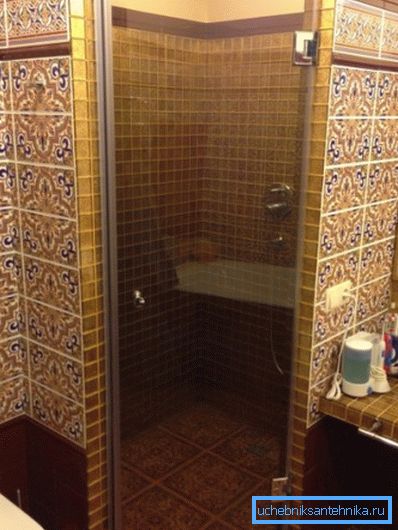 Die ursprüngliche Lösung für die Erstellung einer integrierten Dusche in der Ecke des Raumes Die ursprüngliche Lösung für die Erstellung einer integrierten Dusche in der Ecke des Raumes