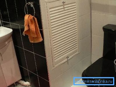 Die Originalität der schwarzen Toilette ist garantiert Die Originalität der schwarzen Toilette ist garantiert