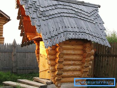 Ursprüngliche Toilette mit Holzdach Ursprüngliche Toilette mit Holzdach