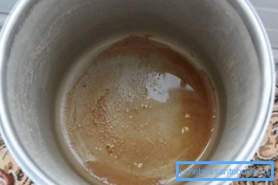 Sediment am Boden des Eimers ist ein Zeichen von Eisenüberschuss Sediment am Boden des Eimers ist ein Zeichen von Eisenüberschuss