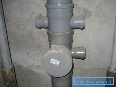 Der Hauptteil der Konstruktion, ohne den das Ablegen von Abwasser in Hochhäusern unmöglich ist Der Hauptteil der Konstruktion, ohne den das Ablegen von Abwasser in Hochhäusern unmöglich ist