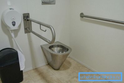 Der Hauptunterschied zwischen den Badezimmern für Behinderte ist das Vorhandensein von Metallgeländern an den Wänden. Der Hauptunterschied zwischen den Badezimmern für Behinderte ist das Vorhandensein von Metallgeländern an den Wänden.