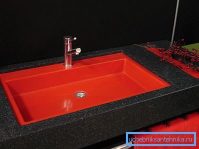 Die Farbe der Schale selbst hängt von der Farbe des Füllstoffs ab. Manchmal wird ein Farbstoff hinzugefügt, um die gewünschte Wirkung zu gewährleisten.