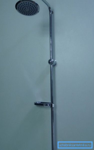 Separater Duschstand mit Regendusche ohne Mischer Separater Duschstand mit Regendusche ohne Mischer