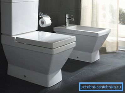 Ein freistehendes Bidet nimmt viel Platz in der Toilette ein Ein freistehendes Bidet nimmt viel Platz in der Toilette ein